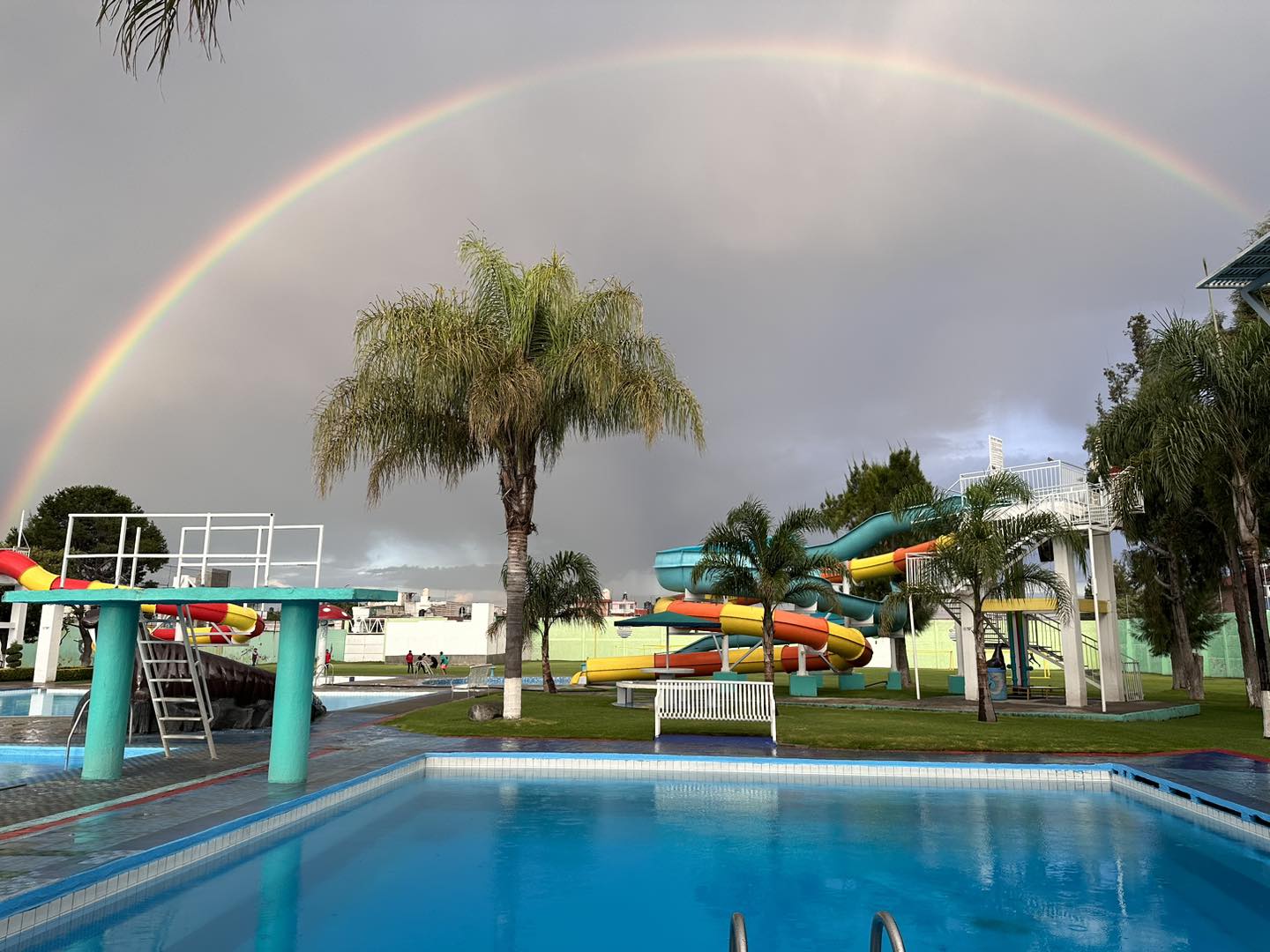 Por: Cortesía Lula Pineda San Andrés Cholula, Pue.- Con la llegada de la Semana Santa, los balnearios del municipio anticipan un aumento significativo en la afluencia de visitantes, proyectando un incremento del 20 por ciento en comparación con el año anterior. Este repunte se fundamenta en los pronósticos del Servicio Meteorológico Nacional (SMN), que anticipa al menos cinco olas de calor para todo México durante el periodo de marzo a junio.  Uno de los balnearios más destacados, Puerto Escondido, situado en el corazón del Pueblo Mágico, ha experimentado un aumento gradual en la llegada de turistas desde hace dos semanas, en respuesta a las altas temperaturas registradas. Alejandro Ramírez, representante del balneario, ha compartido que este incremento en la afluencia sugiere que podrían superar las 800 visitas, aproximadamente 200 más que en la temporada anterior.  Es importante tener en cuenta que el pronóstico del SMN indica que la primera de las cinco olas de calor se espera durante la tercera semana de marzo, afectando principalmente a los estados del noroeste de México, mientras que se prevé una contingencia ambiental en el centro del país.  Con el objetivo de garantizar entornos seguros para las familias locales y los turistas durante las festividades religiosas, la Secretaría de Seguridad Pública y Protección Ciudadana (SSPPC) de San Andrés Cholula implementará el Operativo "Semana Santa Segura 202".