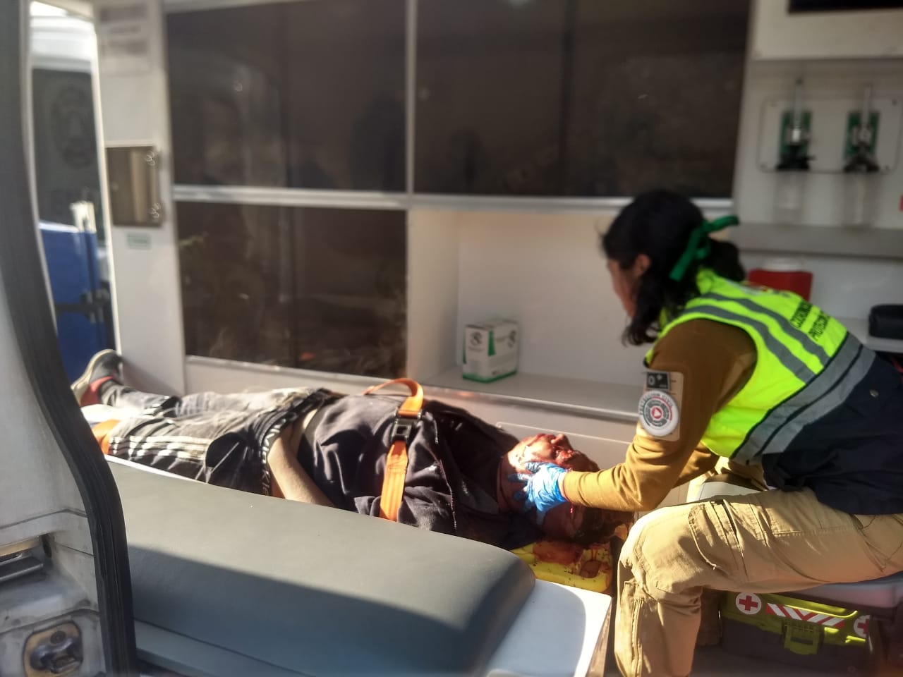 En discusión joven en estado de ebriedad se dispara en la cabeza con un arma de fuego, en Yauhquemehcan