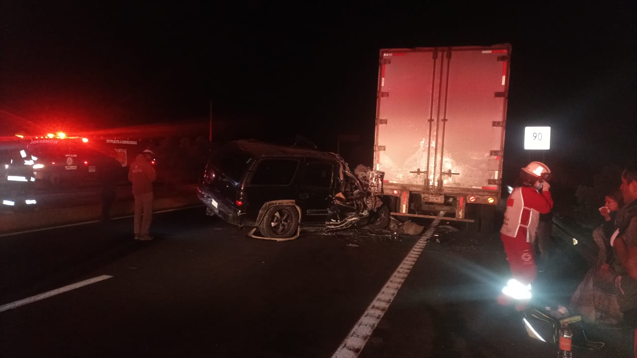 Por: Cortesía Dos mujeres muertas deja colisión de camioneta contra tráiler en Calpulalpan