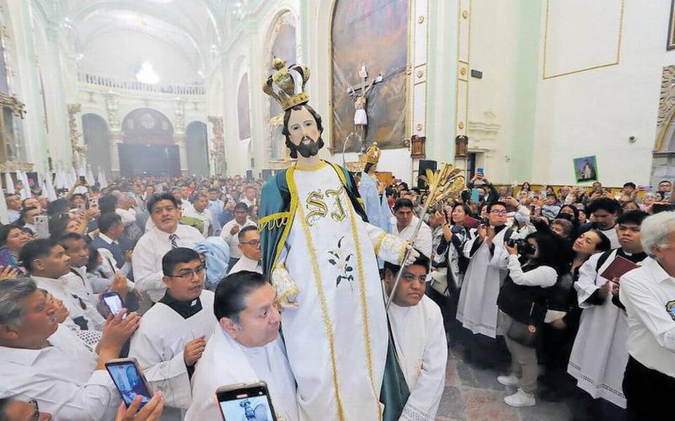 Se unen cientos de tlaxcaltecas en procesión en honor a San José