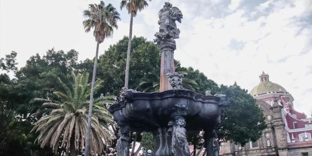 Por: Cortesía Daños menores en fuente de San Miguel en el Zócalo de Puebla tras marchas del 8M