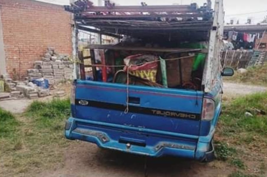 Por: Cortesía Lula Pineda Roban camioneta con mercancía en estacionamiento de Coppel 4 Caminos