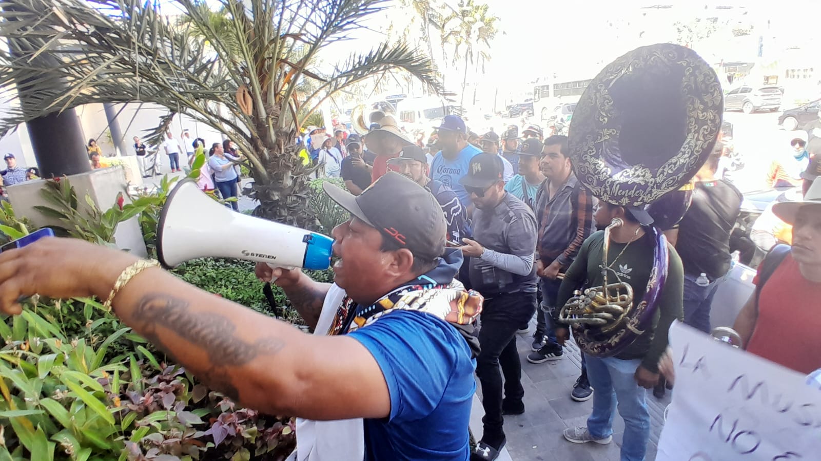 Por: Cortesía Marchan bandas sinaloenses para que los dejen tocar en las playas