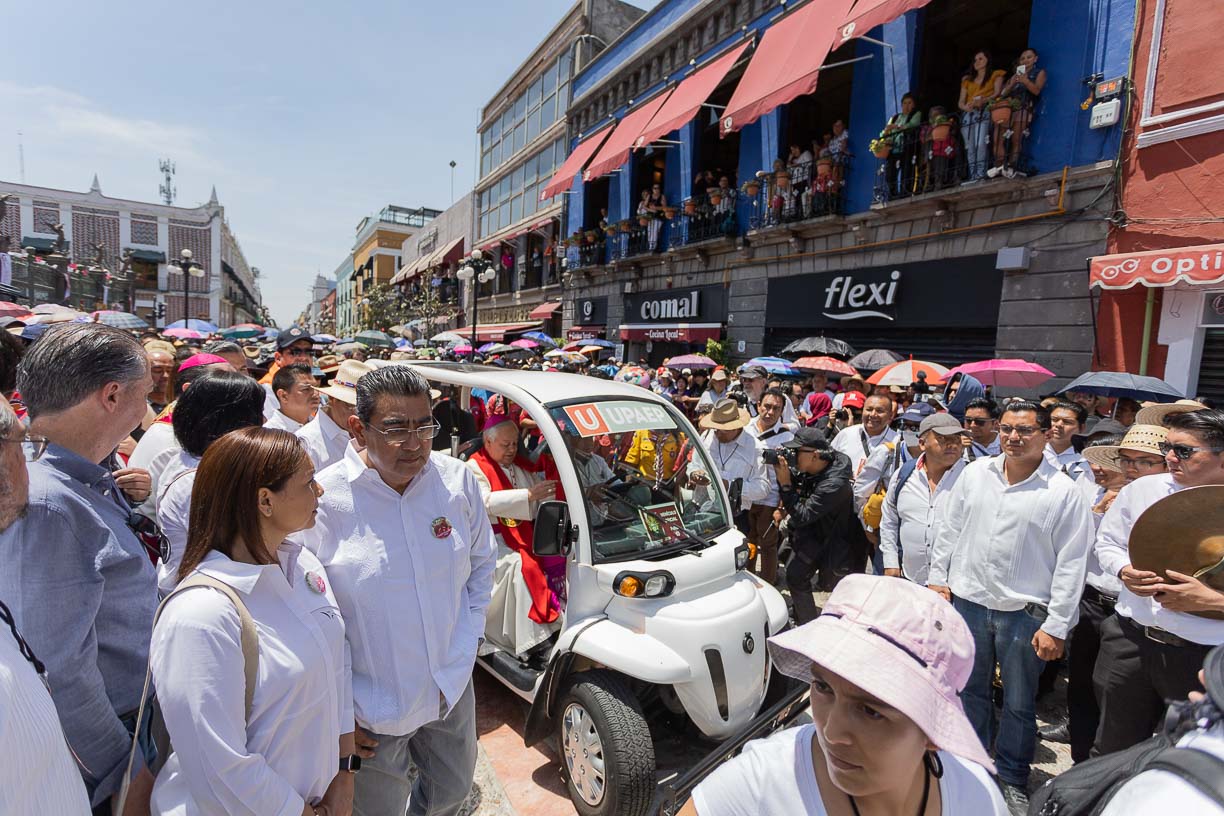 Sergio Salomón y Adán Domínguez encabezaron con el arzobispo de Puebla la procesión del Viernes Santo