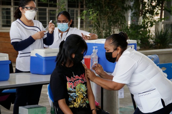 Anuncian vacunación contra el Covid-19 para menores de edad en Puebla