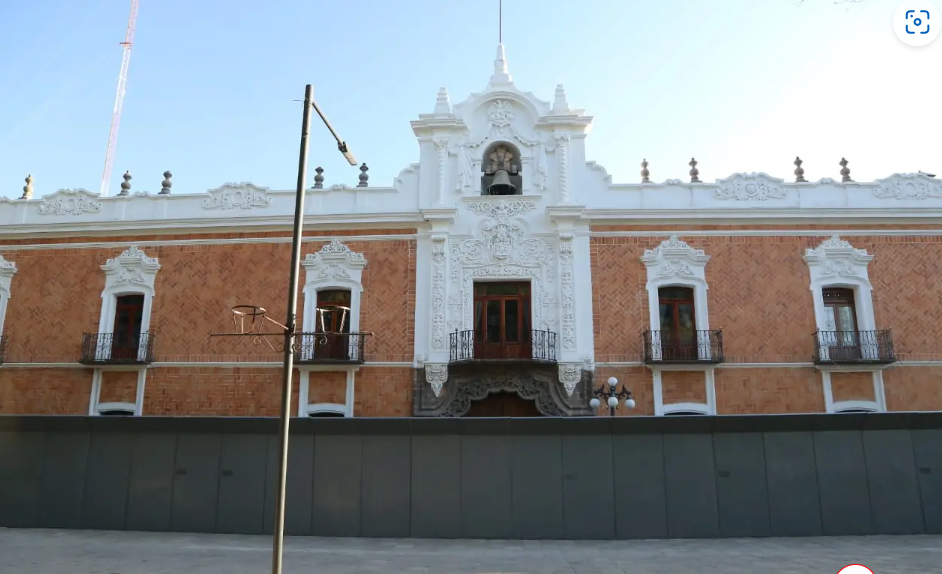 Por: Cortesía Regresan vallas metálicas a Palacio de Gobierno por 8M