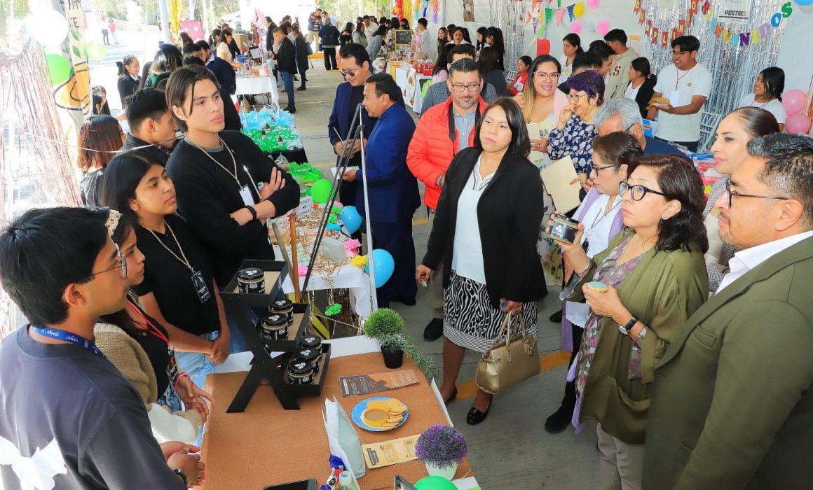 En el marco de las actividades conmemorativas al Día Internacional de la Mujer en la Universidad Autónoma de Tlaxcala (UATx), se efectuó la inauguración de la “Expo mujeres emprendedoras” en la que participan docentes y estudiantes, evento que es organizado por la Secretaría Académica, la Facultad de Trabajo Social, Sociología y Psicología, la Maestría en Estudios de Género, la Unidad Académica Multidisciplinaria Campus San Pablo del Monte (UAMCSPM) y el Programa Universitario para la Autorrealización y la Igualdad (PUAIG), dentro del programa Cultura de Paz.  Al hacer uso de la voz, la Doctora Margarita Martínez Gómez, Secretaria Académica, a nombre del Doctor Serafín Ortiz Ortiz, Rector de la UATx, apuntó que por segunda ocasión se realiza esta presentación de productos que promueven mujeres universitarias emprendedoras como parte de las acciones establecidas en el Plan Institucional de Mejoramiento Acelerado (PIMA), el cual también instaura como eje transversal la equidad e igualdad de género, así como el abatimiento de la violencia en todas las acciones cotidianas que se hacen dentro de la máxima Casa de Estudios en la entidad.  En tanto, el Maestro José Miguel Acatzi Luna, Coordinador de la UAMCSPM, subrayó que este tipo de escenarios que se observan en la UATx de apoyo a la mujer es una gran oportunidad para empoderarlas, en este sentido, reconoció que abrir más espacios para que se promuevan sus productos es fundamental para la consolidación de estos proyectos que ellas diseñan.  A su vez, Mildred Juárez Bañuelos, a nombre de las expositoras, agradeció a las autoridades universitarias encabezadas por el Doctor Serafín Ortiz por la labor realizada en favor de las mujeres y el impulso al conocimiento de los derechos humanos, a la convivencia respetuosa entre hombres y mujeres y a la cultura de paz.  Es importante resaltar que, continuando con las actividades académicas en el marco del Día Internacional de la Mujer, se presentó la conferencia intitulada “Economía solidaria”, que corrió a cargo de la Doctora Laura Collin Harguindeguy, profesora investigadora de El Colegio de Tlaxcala, A.C. (COLTLAX) y miembro del Sistema Nacional de Investigadores Nivel III.  Estas actividades contaron con la presencia de la estructura directiva de la UATx, y concluirán el día de mañana 8 de marzo con la realización del foro: “Acciones para transversalizar la perspectiva de género y una cultura de paz en la universidad”, en el que participarán directoras de Facultad y coordinadoras de Centros de Investigación, así como también se hará la entrega de los reconocimientos “Paulina Maraver”.