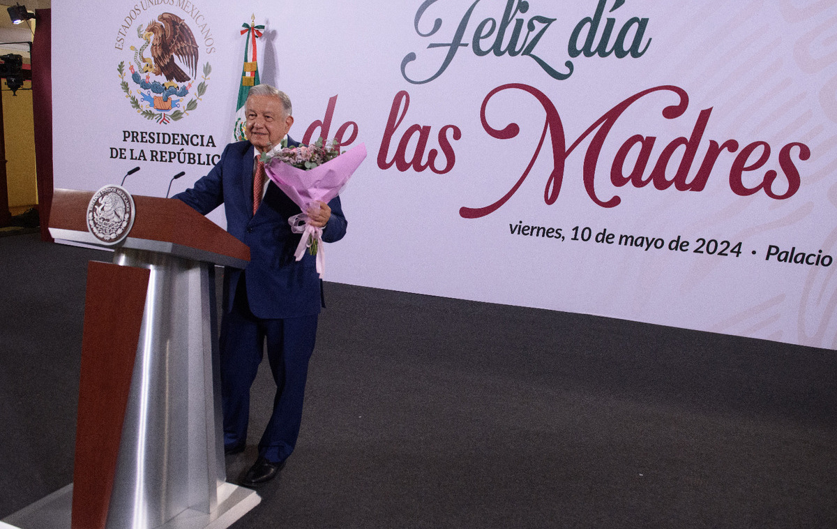 Por: Cortesía AMLO festeja el día de las madres en la mañanera