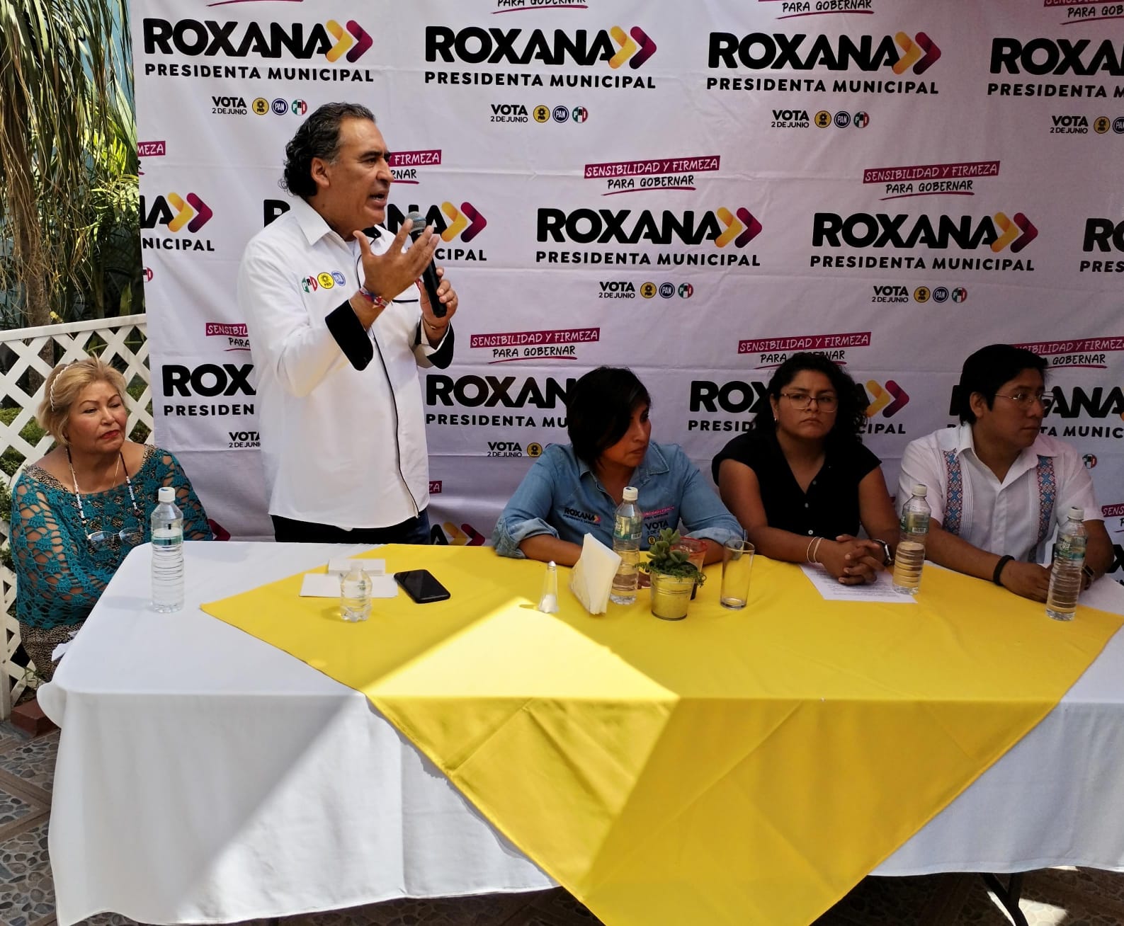 Por: Cortesía Lula Pineda Humberto Aguilar “El Tigre" celebra el Día de las Madres junto a mujeres de San Pedro Cholula