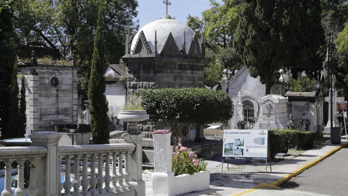 Avanza el proceso de liberación de fosas en el Panteón Municipal de Puebla: se han exhumado 180 de las 600 fosas contempladas.