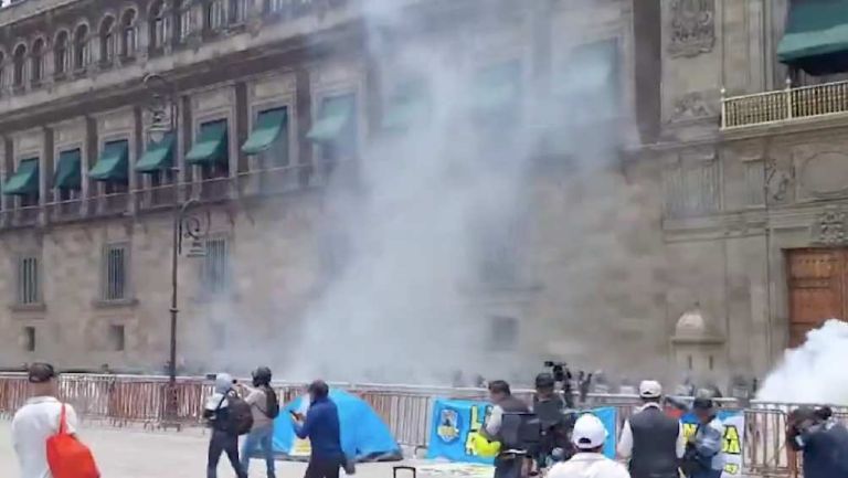 Por: Cortesía Policías resultaron heridos tras el lanzamiento de petardos por manifestantes de Ayotzinapa