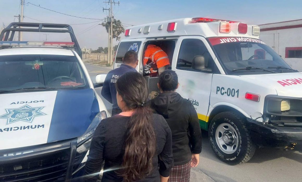 Por: Cortesía Traslada ambulancia de Proteccion Civil Huamantla a masculino que sufrió accidente con trilladora