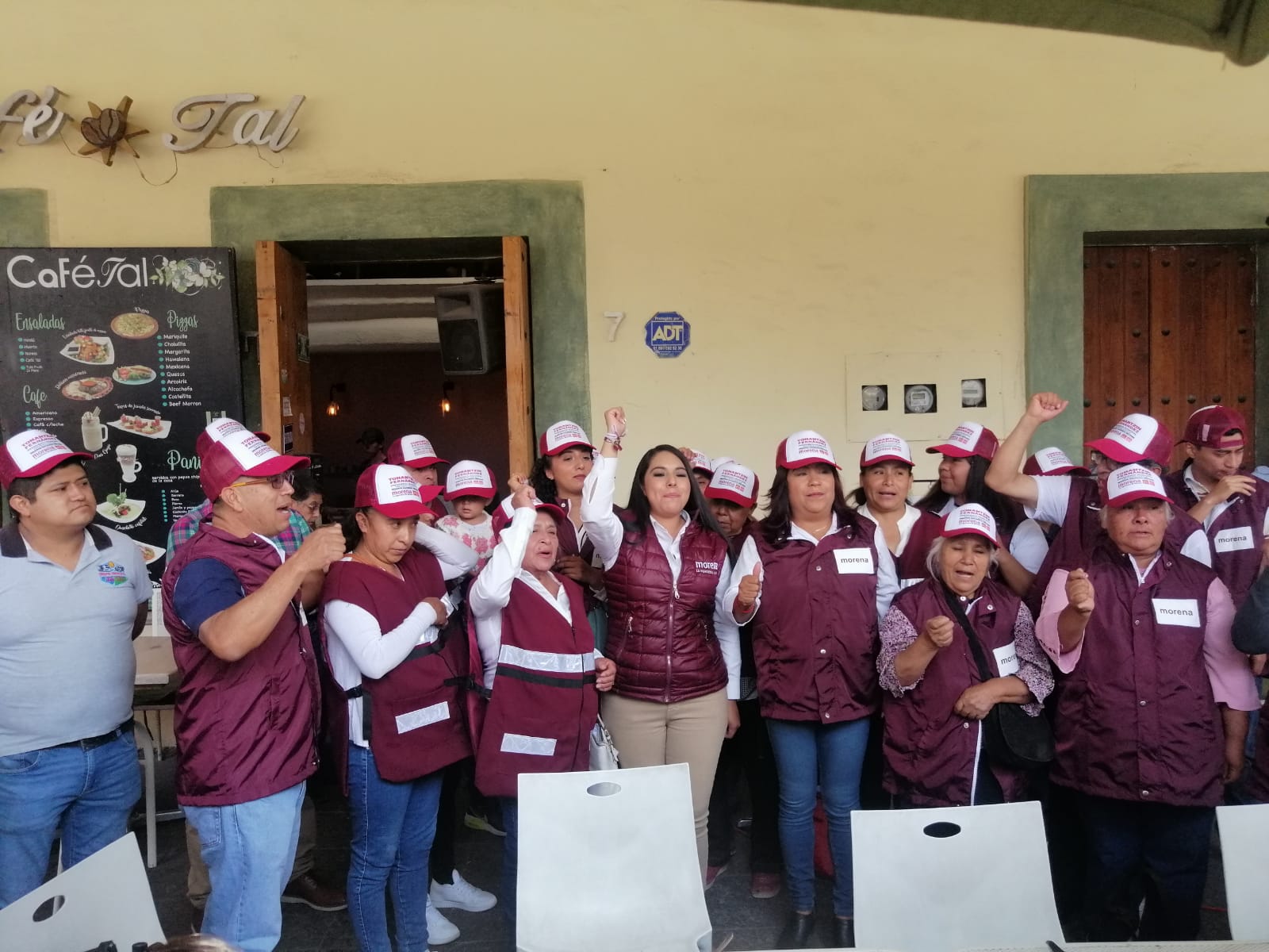 Por: Cortesía Lula Pineda Nohemí Luna declina su candidatura a favor de Tonantzin Fernández en San Pedro Cholula