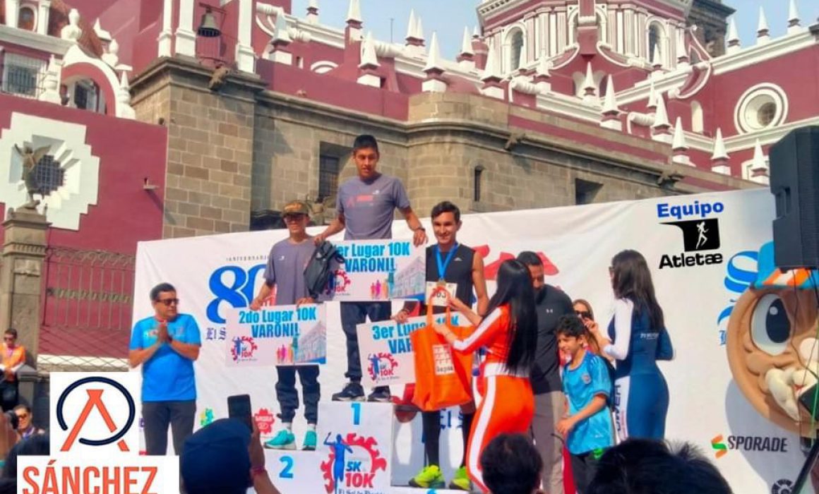 Por: Cortesía Jesús Nava Aguila y Carlos A. Álvarez vuelan en los 10K del sol de Puebla