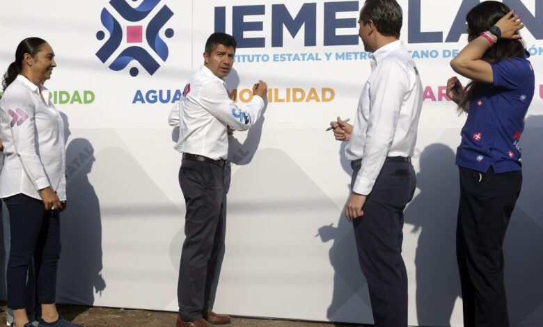 Por: Cortesía Puebla, Pue. - Eduardo Rivera Pérez, candidato a la gubernatura de Puebla por la alianza Mejor Rumbo Para Puebla, declaró en conferencia de prensa que no tomará algunas de las propuestas de sus oponentes, considerándolas inviables. No obstante, aseguró que será un gobernante que trabajará para todos los poblanos y revisará las propuestas que sean factibles y beneficiosas.  Rivera Pérez enfatizó que siempre estará dispuesto a analizar las propuestas de sus contrincantes para enriquecer su proyecto estatal. Sin embargo, mencionó que ciertas propuestas, como la del tren México-Puebla-Veracruz, no son viables debido a la falta de mantenimiento de las unidades de transporte público existentes, como el sistema RUTA.  “Estaremos siempre en la disposición de revisar algunas de estas propuestas; hay algunas que definitivamente yo digo que son inviables. Por ejemplo, el tren México-Puebla-Veracruz… cómo aspirar a esa propuesta cuando aquí en la ciudad no se le ha dado mantenimiento a las unidades del RUTA,” indicó Rivera Pérez.  El candidato dejó claro que, en caso de ganar la elección, su administración organizará foros en todo el estado para recabar propuestas de todos los poblanos. Estas consultas servirán para construir un gobierno inclusivo y que atienda las necesidades y expectativas de la ciudadanía.