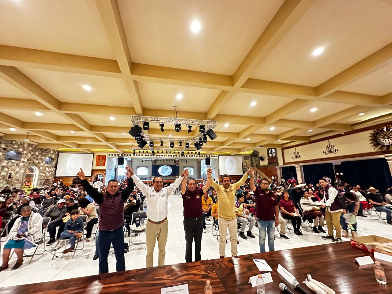 Liderazgos de la CROC se reúnen con candidatos morenistas