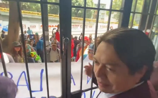 Por: Cortesía CNTE impide salida de Mario Delgado de la sede Morena