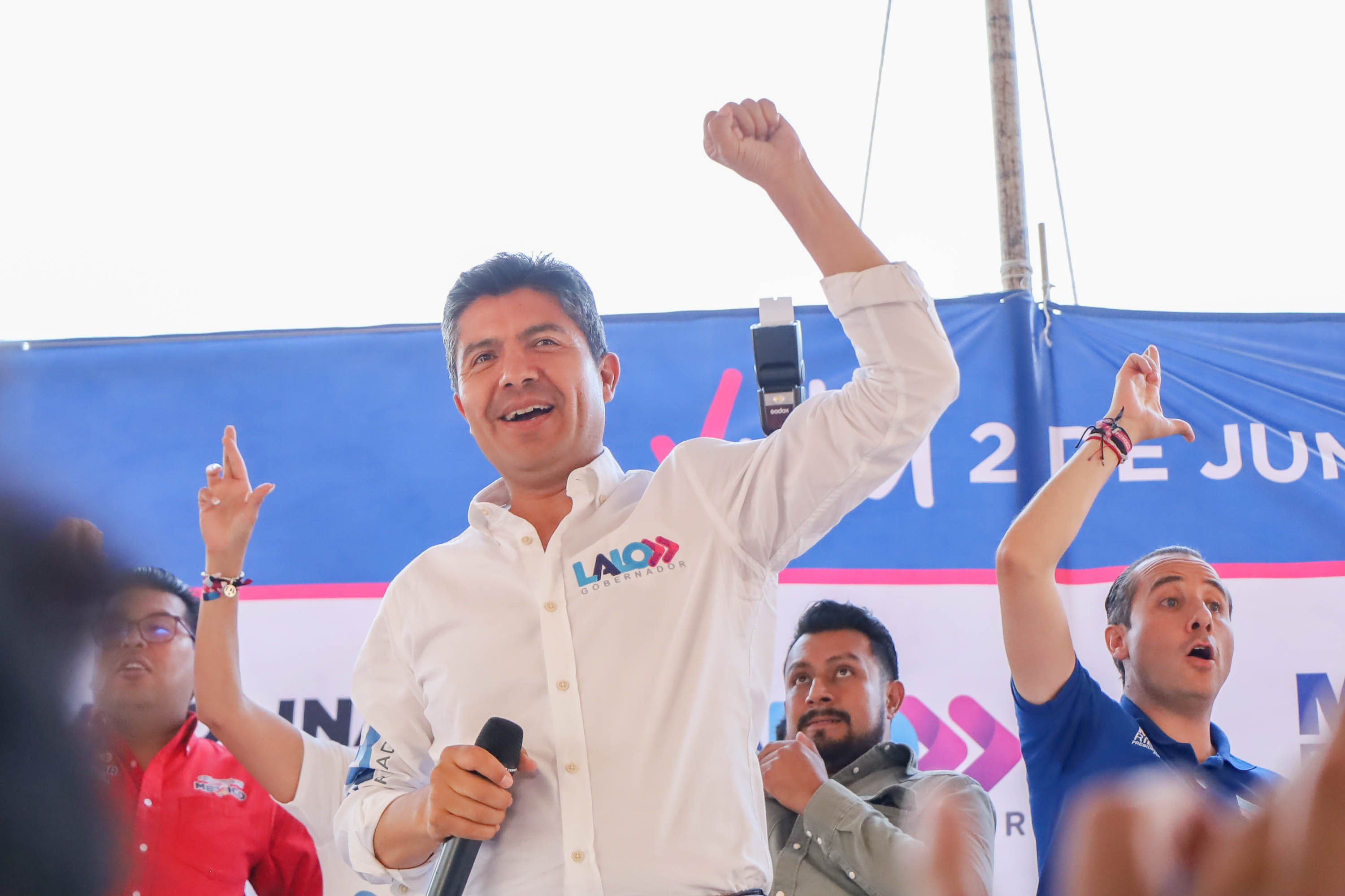 **Eduardo Rivera Pérez Cambia Sede de Cierre de Campaña a Paseo Bravo y Avenida Juárez**  Puebla, Pue., 24 de mayo de 2024 – El candidato a la gubernatura por el Partido Acción Nacional (PAN), Eduardo Rivera Pérez, ha cambiado la sede de su cierre de campaña a Paseo Bravo y Avenida Juárez. El evento se realizará el próximo sábado 25 de mayo a las 10:00 de la mañana.  Los voceros del PAN anunciaron el cambio en una conferencia de prensa, explicando que, a pesar de haber solicitado con anticipación la Plaza de la Victoria, la Dirección de Convenciones y Parques les informó que el lugar no estaba disponible debido a daños en las lajas y fuentes causados durante la reciente Feria de Puebla. El personal del área está realizando labores de mantenimiento.  Sin embargo, los voceros del PAN acusaron a la alianza "Sigamos Haciendo Historia" de realizar un cambio de último momento para celebrar su cierre de campaña en la Plaza de la Victoria, pese a que inicialmente habían anunciado el Estadio de Béisbol Hermanos Serdán como su sede.  A pesar de estos contratiempos, los voceros del PAN afirmaron que el cambio de ubicación no detendrá sus planes y que el evento sigue en pie. La candidata presidencial del PAN, Xóchitl Gálvez, participará en el cierre de campaña junto a Eduardo Rivera, Mario Riestra, y otros candidatos a diputados locales y federales.  "Somos tan buenos para resolver que el rumbo de Puebla se va a definir en los primeros años, y Xóchitl claro que estará presente a las 10 de la mañana con Lalo Rivera, Mario Riestra y los demás candidatos en Paseo Bravo y Avenida Juárez," afirmó uno de los voceros del partido.