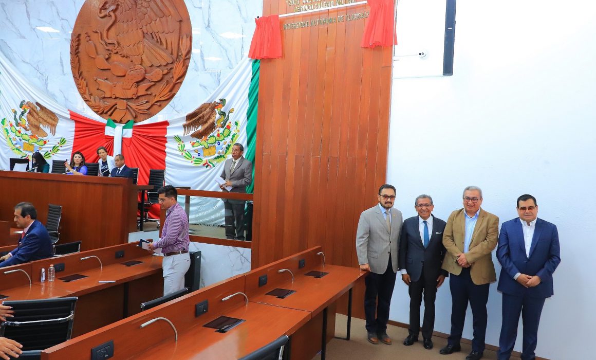 Inscriben en letras doradas nombre de la UATX en el Congreso de Tlaxcala