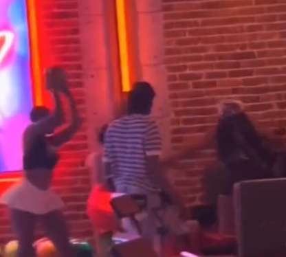 Por: Cortesía Mujer lanza una bola de boliche a la cabeza de otra joven