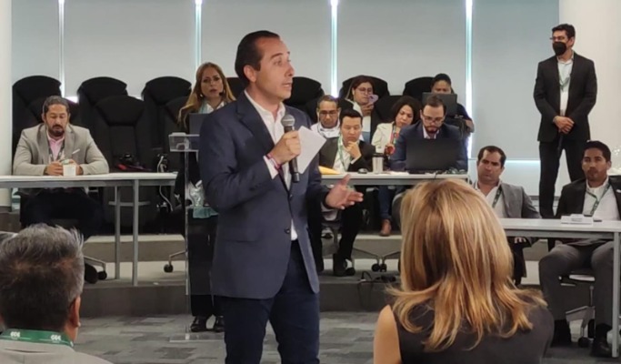 Por: Cortesía Mario Riestra plantea alternativas para reubicar a ambulantes