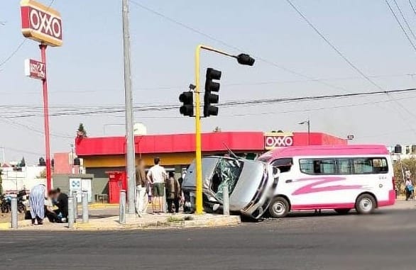 Por: Cortesía Lula Pineda Choque entre automóvil y combi de transporte público en San Pedro Cholula deja 4 heridos