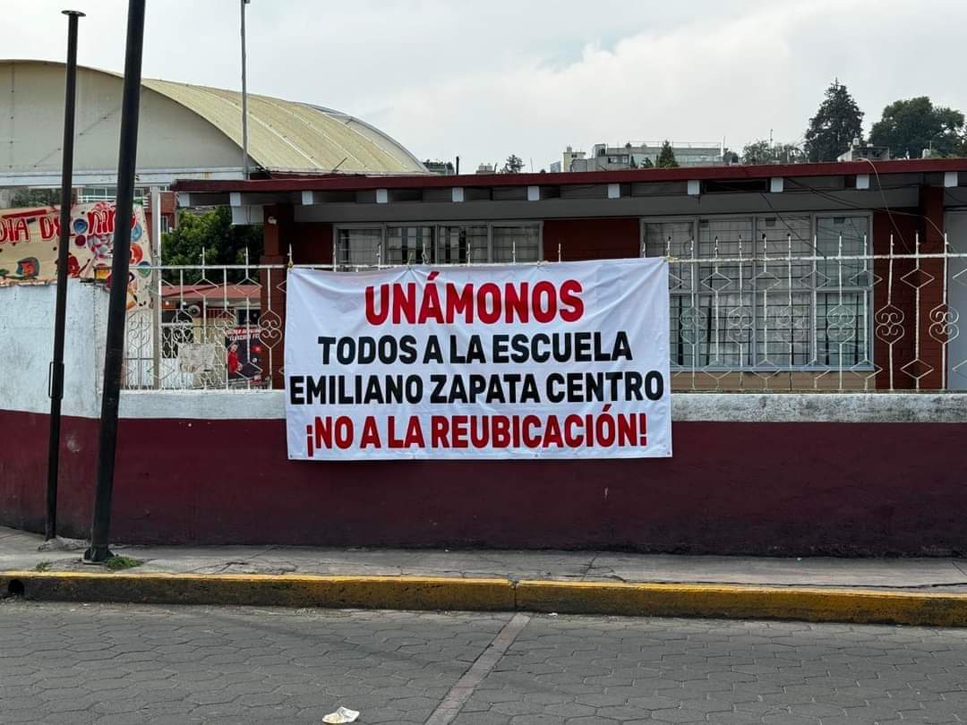 Se oponen padres de familia a demolición de escuela a orillas del Zahuapan