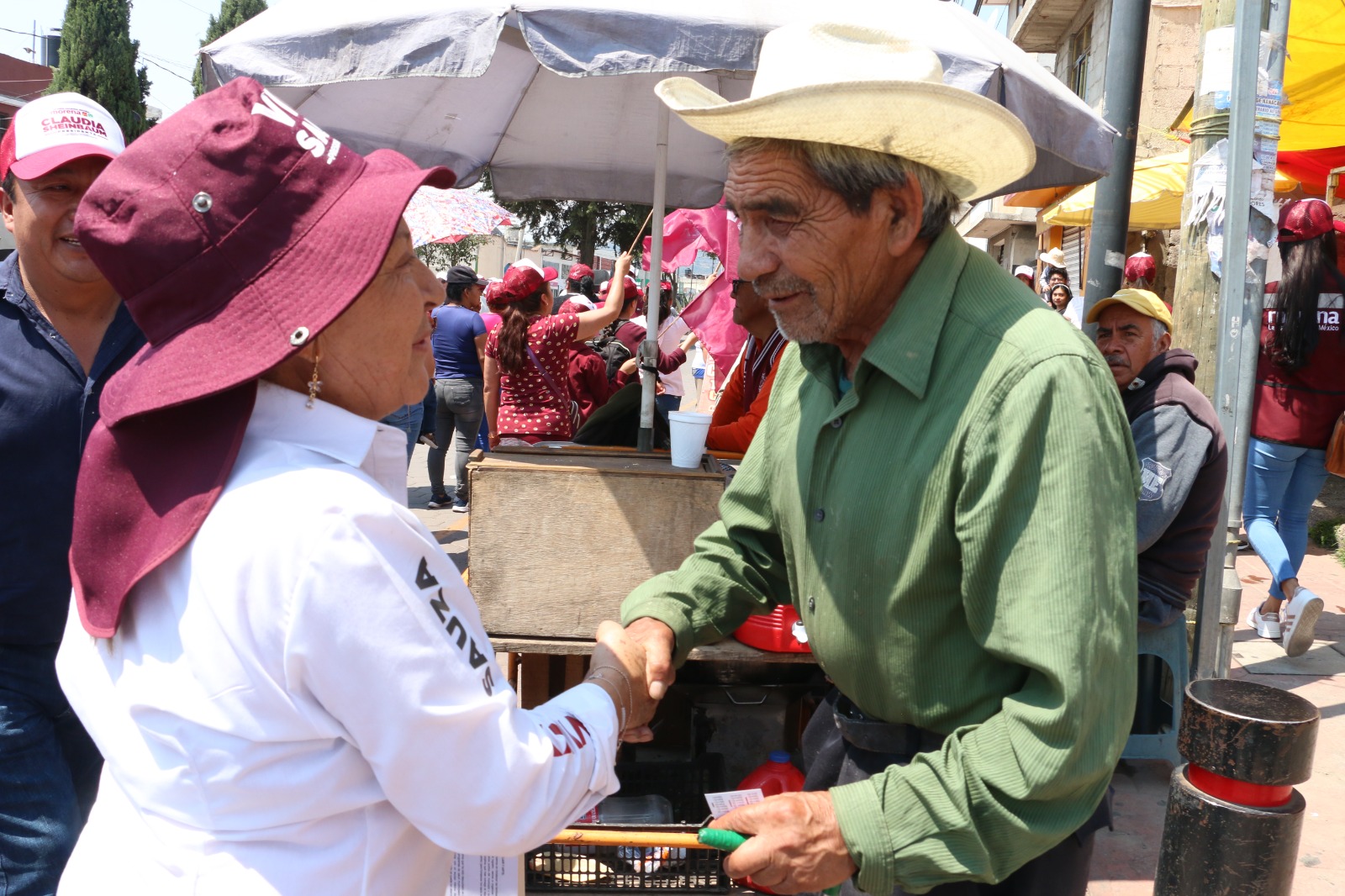 Respaldan vecinos a Viki Sauza en Nanacamilpa