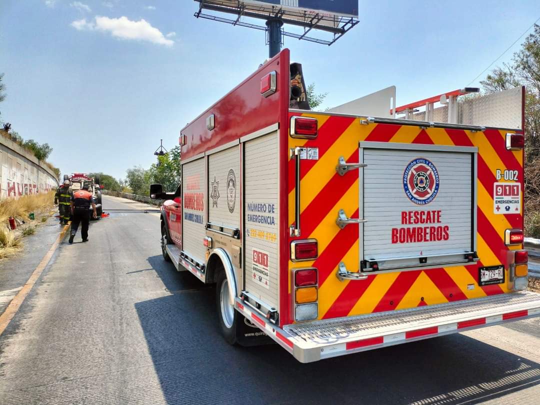 Por: Cortesía Lula Pineda Bomberos de San Andrés Cholula actúan rápidamente ante volcadura de pipa de gas en Periférico