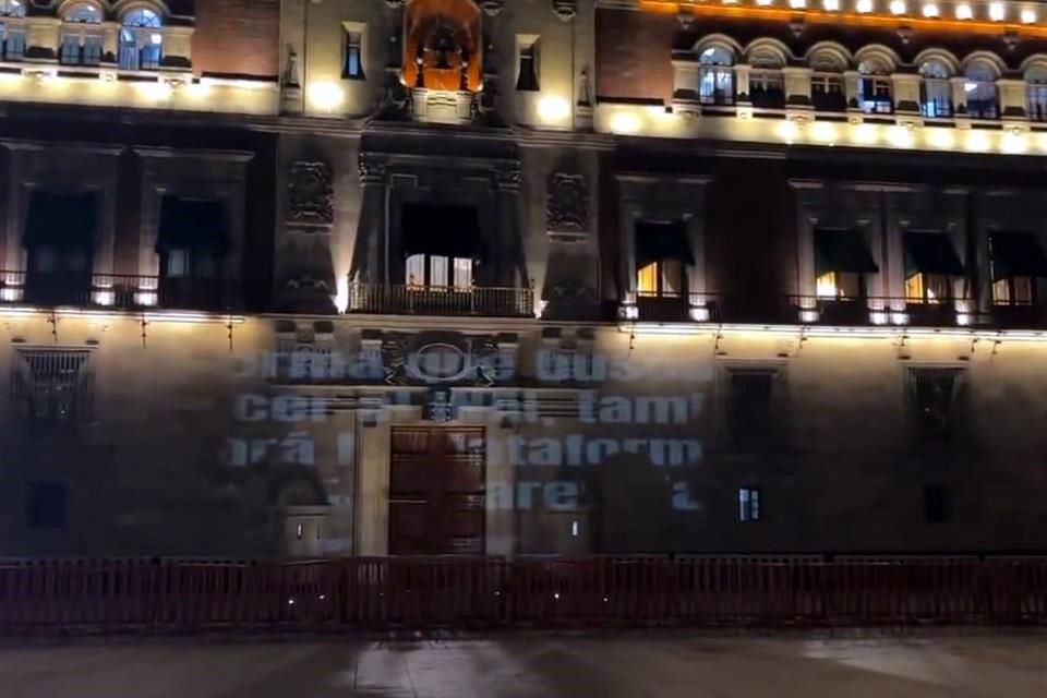 Por: Cortesía Funcionarios impiden protesta en defensa de la transparencia en el Zócalo