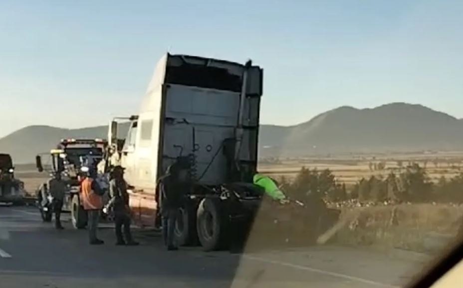 Por: Cortesía Accidente en Arco Norte: tráiler pierde control y cierra carril a Puebla