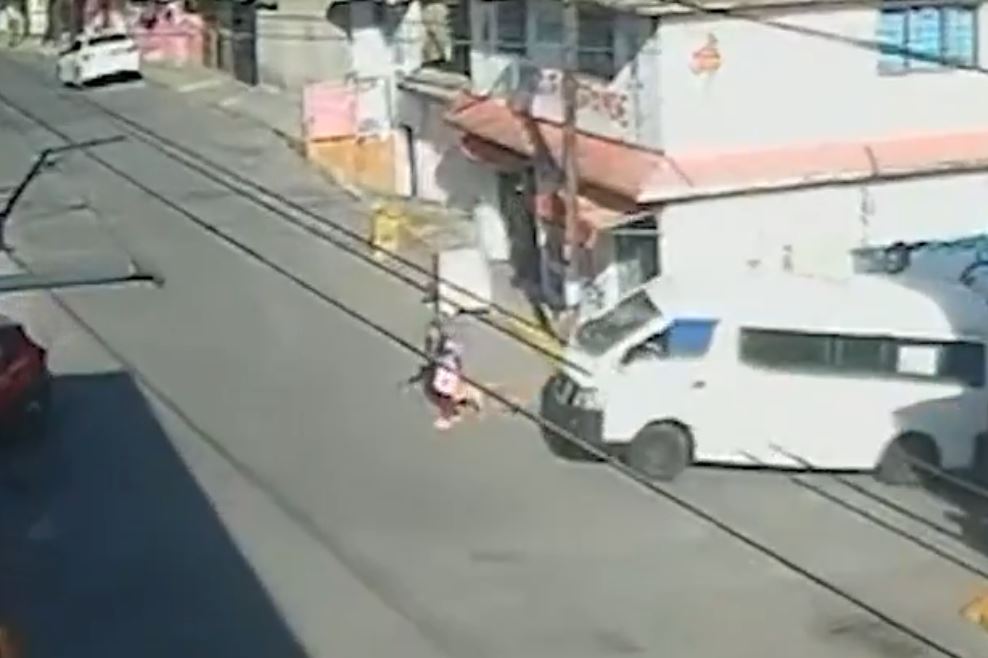 Por: Cortesía Atropellan a mujer de 65 años en Naucalpan; conductor de combi huye del lugar