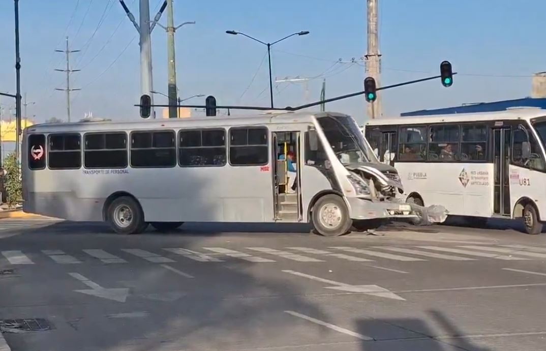 Por: Cortesía Accidente en Calzada Zaragoza entre RUTA y autobús deja cuatro heridos