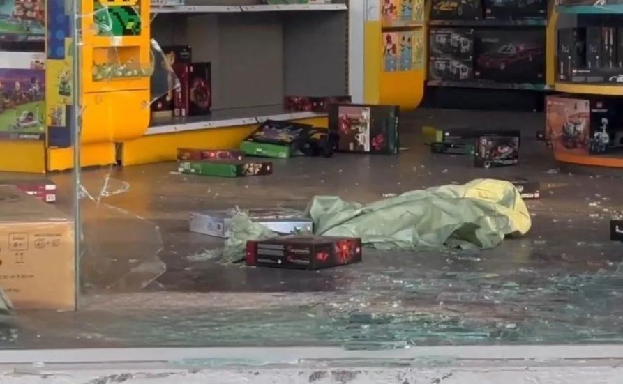 Por: Cortesía Robo en Juguetron Puebla: ladrones rompen cristal y se llevan Legos