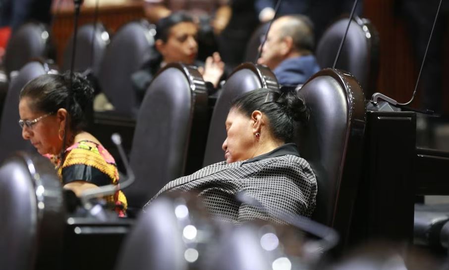 Por: Cortesía Diputada Herminia López se duerme en plena sesión y genera polémica