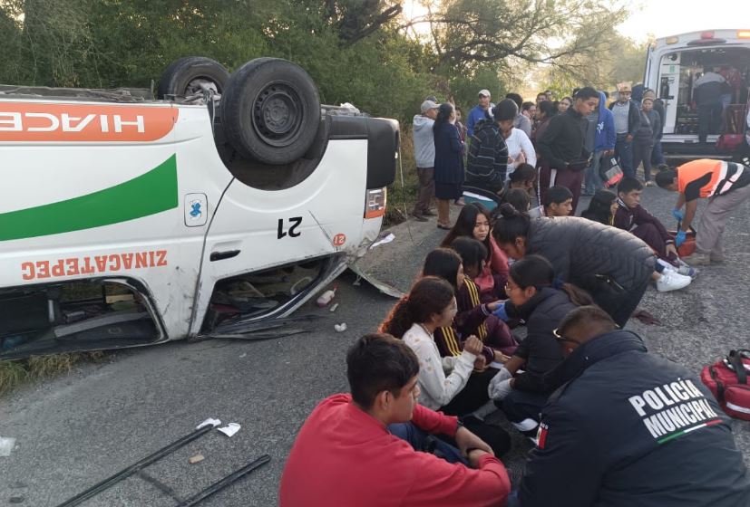 Por: Cortesía Volcadura en Zinacatepec: 19 heridos, entre ellos estudiantes de bachillerato