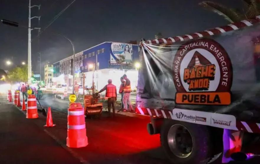 Por: Cortesía Pepe Chedraui supervisa el bacheo nocturno para mejorar vialidades en Puebla