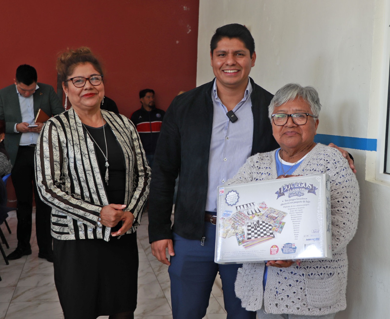 Comunicado oficial Entrega Omar Muñoz mobiliario y juegos de mesa en el DIF de Sanctorum