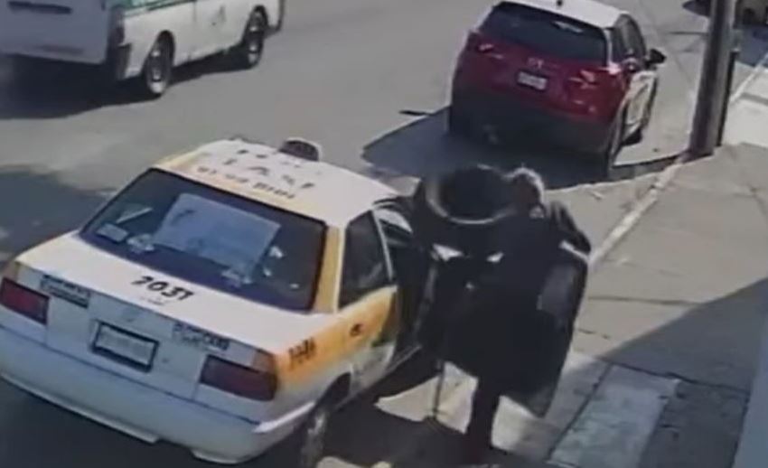Por: Cortesía Impactante video: Hombre recibe golpe de llanta desprendida en Tuxtla
