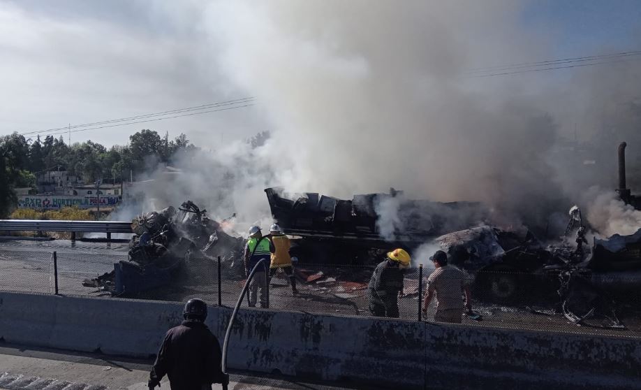 Por: Cortesía Cierre total en autopista Puebla-Orizaba tras choques e incendio de tráiler