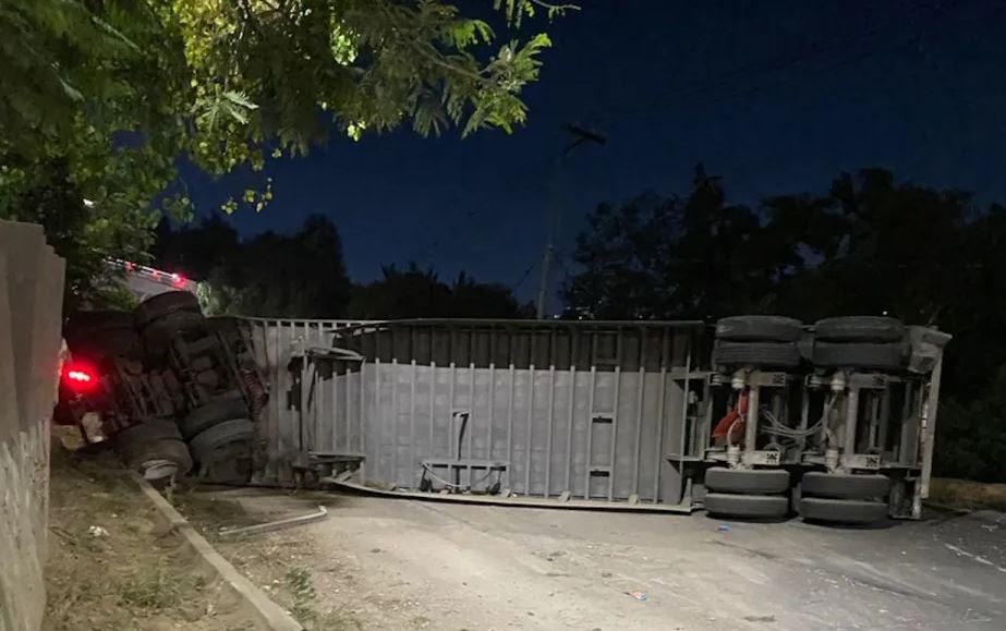 Por: Cortesía Volcadura de tráiler en Naucalpan-Toluca complica tránsito en la zona