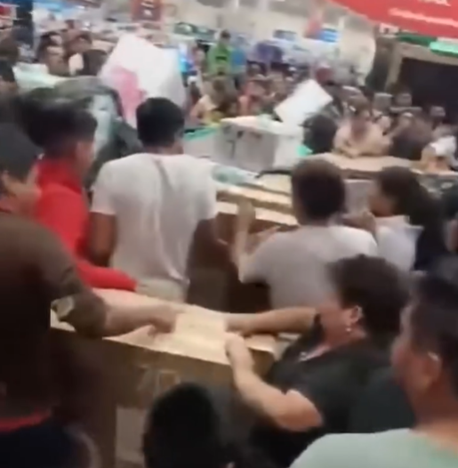 Por: Cortesía  ¡Caos en el Buen Fin! Poblanos protagonizan pelea por pantallas