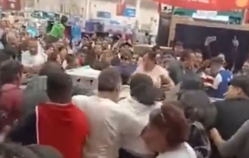 Por: Cortesía Pelea campal en WalMart Tehuacán: 50 personas por una pantalla