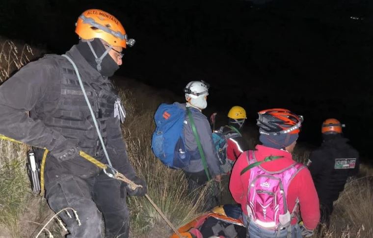 Por: Cortesía Operativo de rescate en Iztaccíhuatl: mujer extraviada y rescatista herido