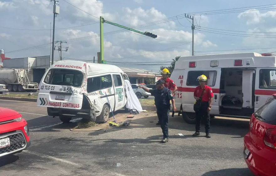 Por: Cortesía Choque en Tulancingo: camión torton embiste urvan y deja un fallecido