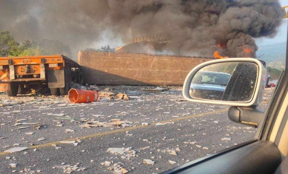 Por: Cortesía Tragedia en la Autopista Siglo XXI: Siete muertos en choque fatal