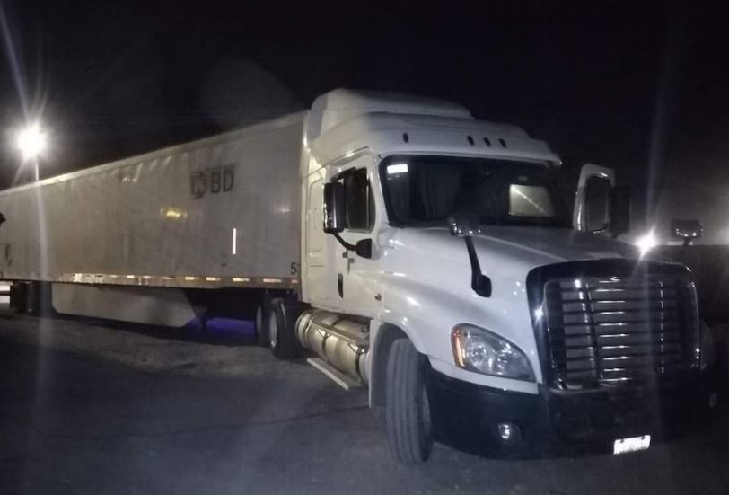 Por: Cortesía Detienen a hombre en Juárez por trasladar 27 migrantes en tráiler