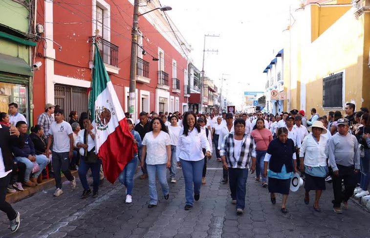 Por: Cortesía Ariadna Ayala lidera el desfile del 20 de noviembre en Atlixco