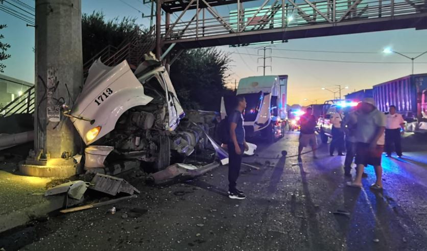 Por: Cortesía Accidente en Apodaca: tráiler choca contra camión público y deja heridos