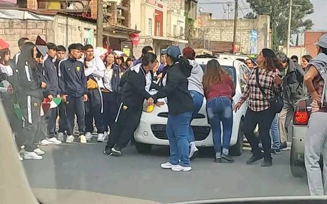 Por: Cortesía Mujer embiste a estudiantes durante desfile del 20 de noviembre en Chalco